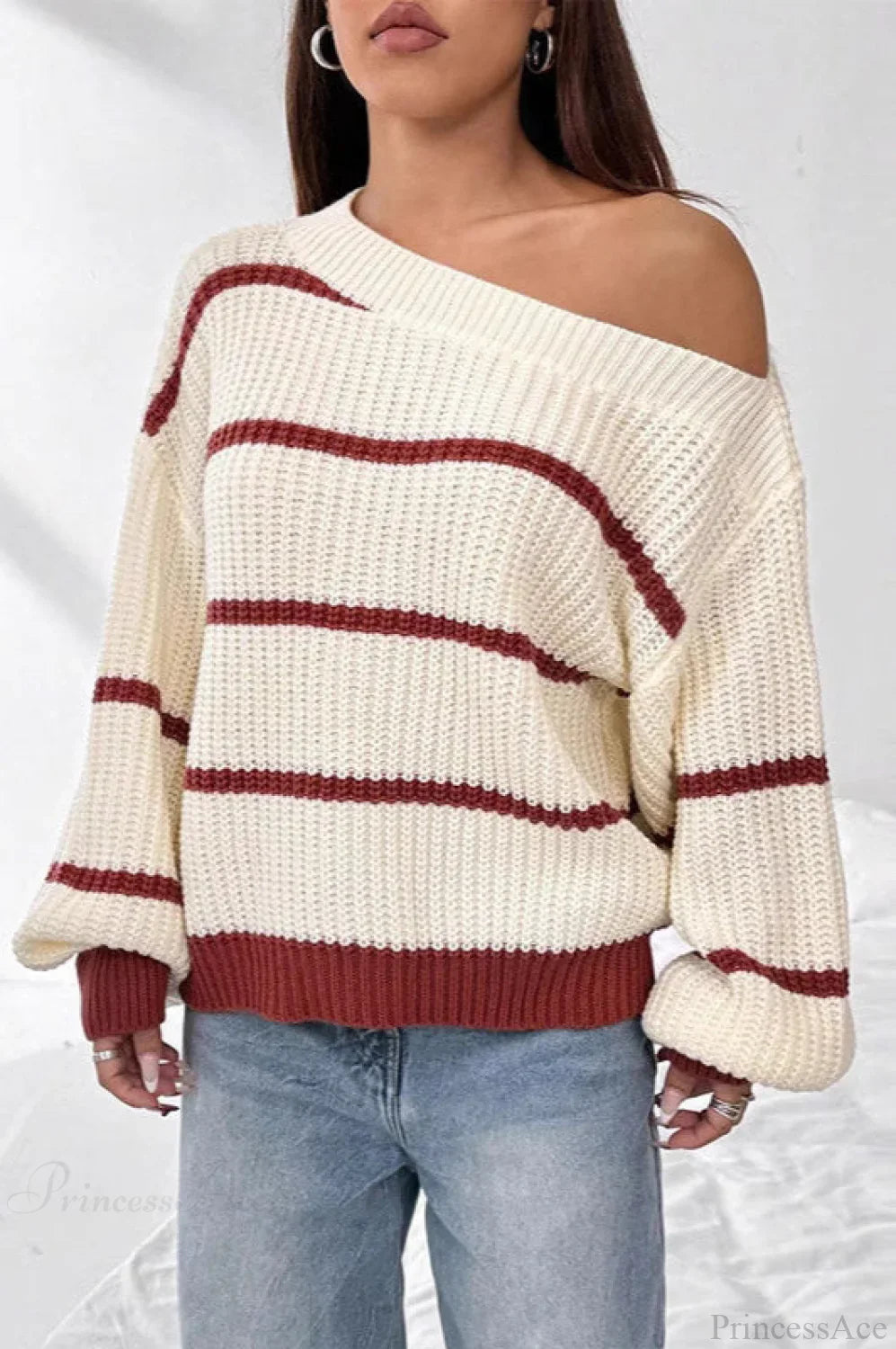 Damski sweter w paski z rękawami latarniowymi, ujęcie z boku