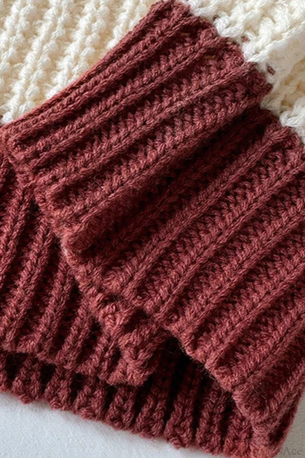 Sweter damski w czarno-białe paski, zbliżenie na dekolt hiszpanka