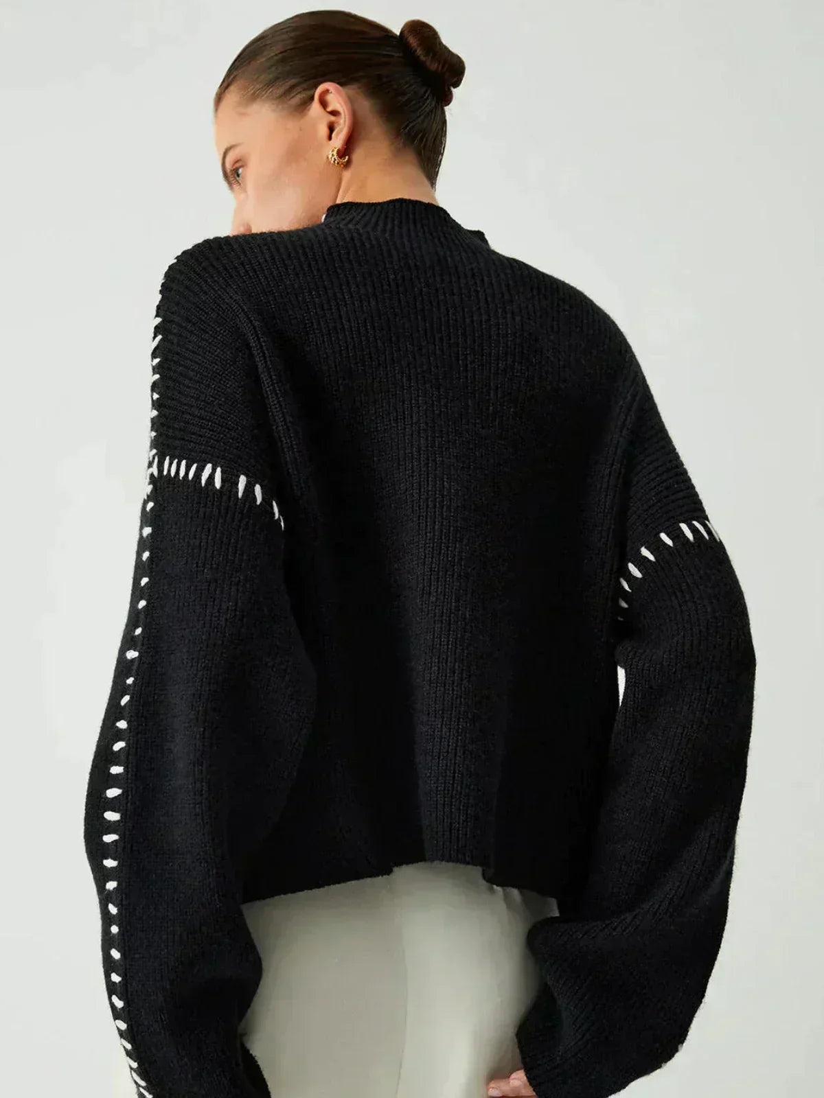 Damski sweter oversize z półgolfem na sylwetce