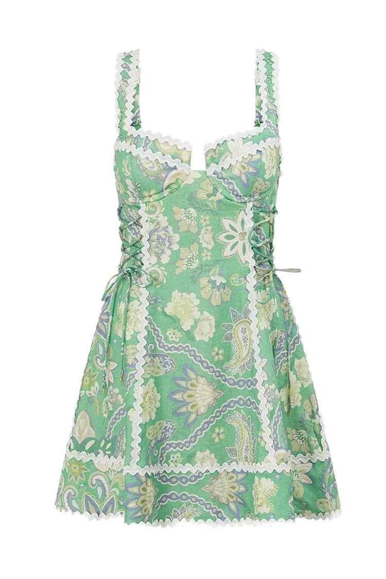 Damska sukienka mini boho w stylizacji letniej na modelce
