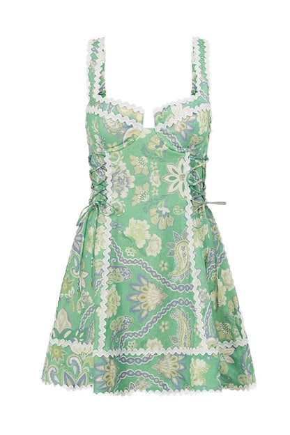 Damska sukienka mini boho w stylizacji letniej na modelce