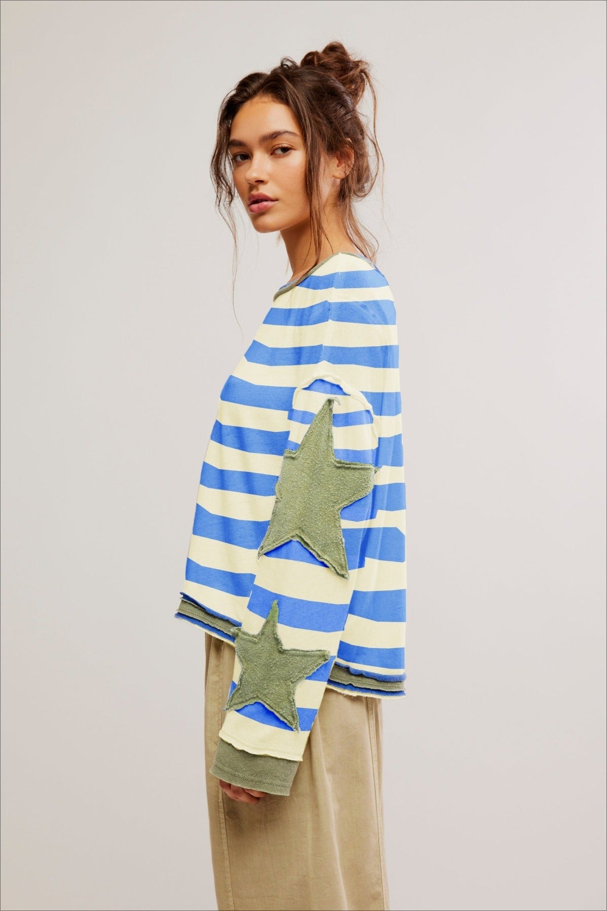 Widok z przodu bluzy oversize z aplikacją gwiazdy