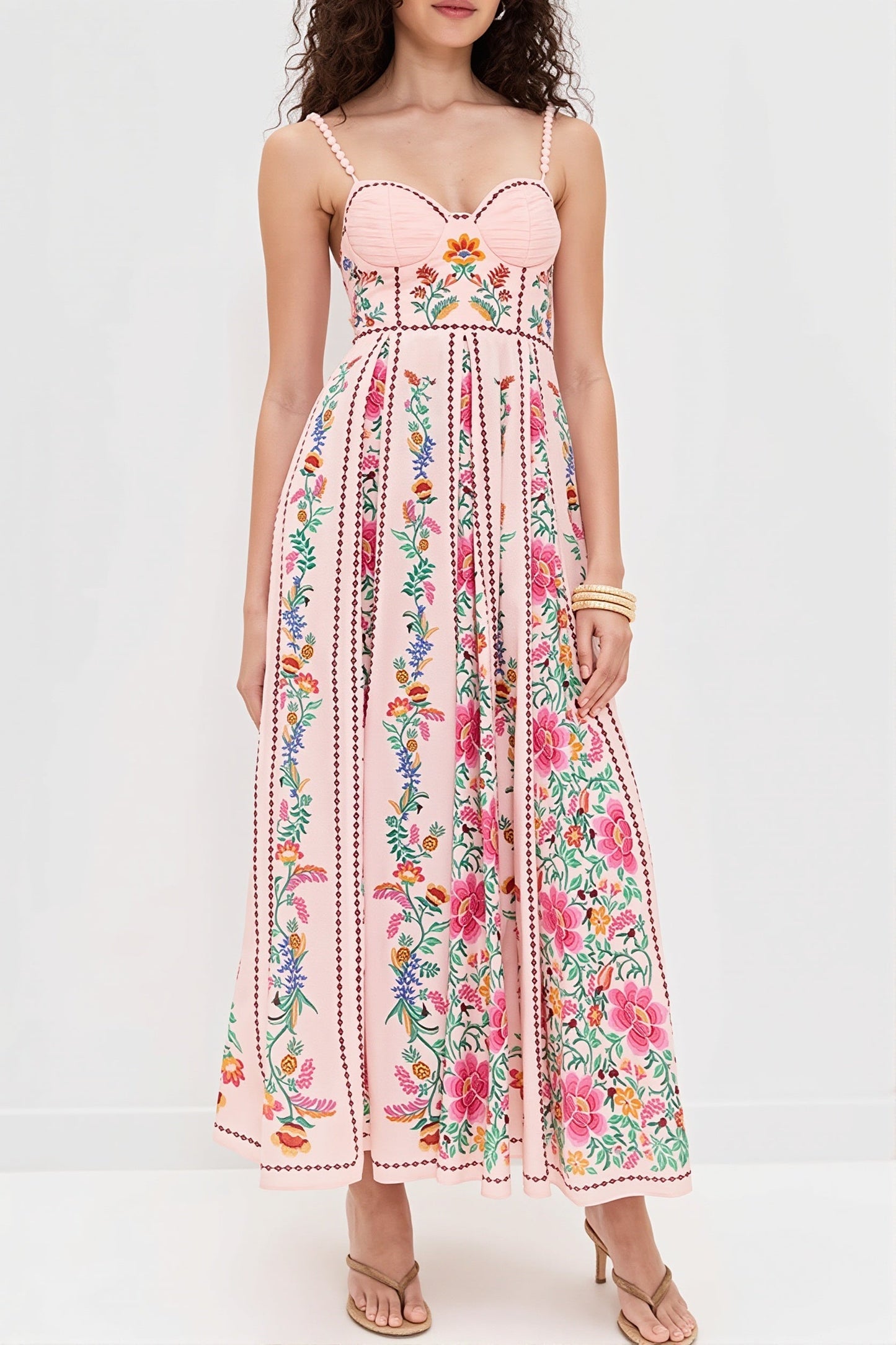 Damska sukienka maxi w kwiaty na cienkich ramiączkach w stylu boho