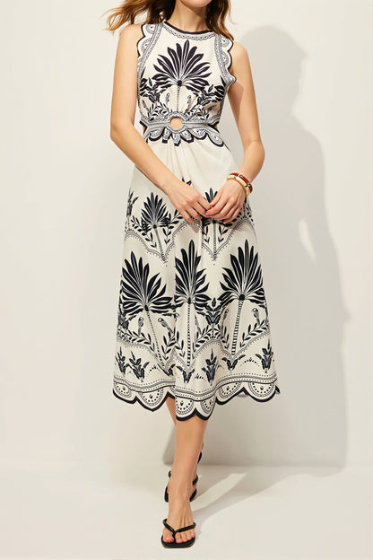 Luźna sukienka maxi w kwiatowy wzór pokazana na modelce pod lekkim kątem