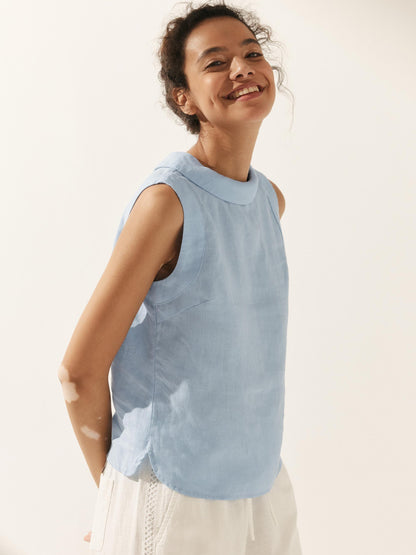 Damski top bez rękawów z szerokim kołnierzem na modelce w stylizacji codziennej