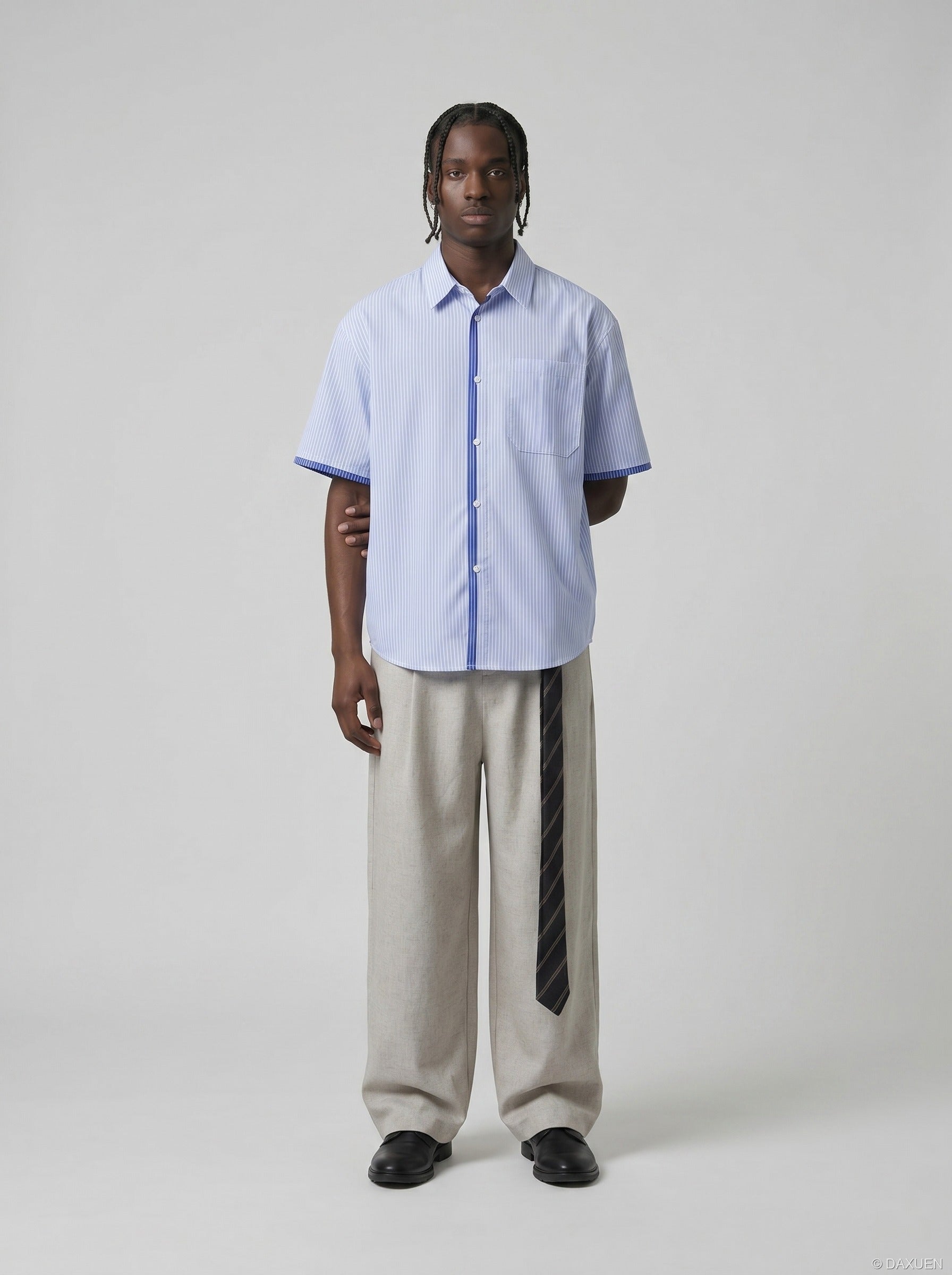 Biała koszula męska w paski z krótkim rękawem na sylwetce