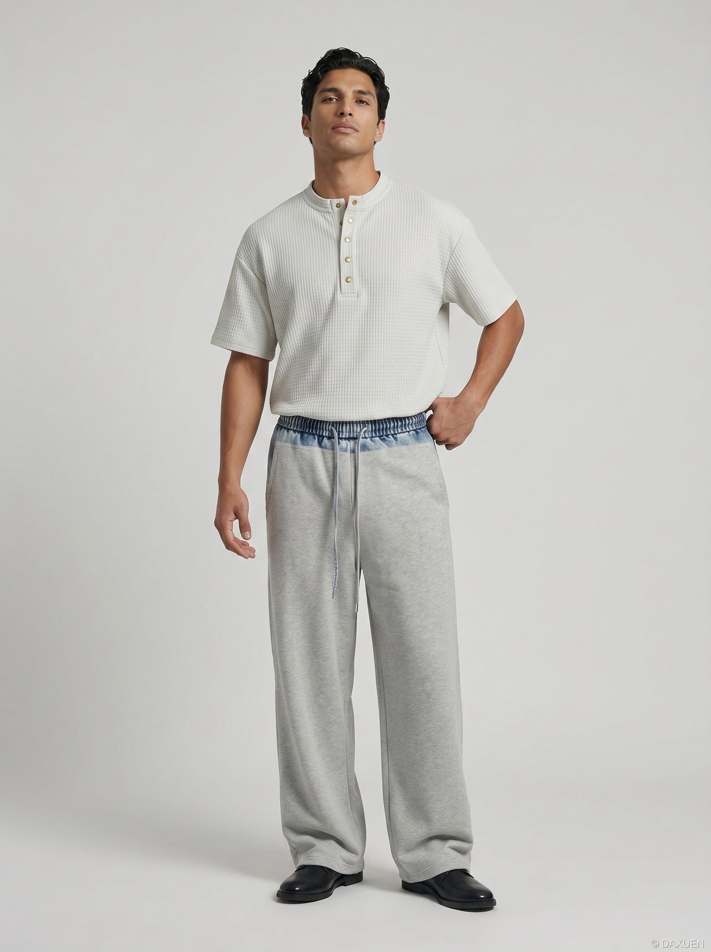 Koszula męska na lato oversize, ujęcie modela w stylizacji