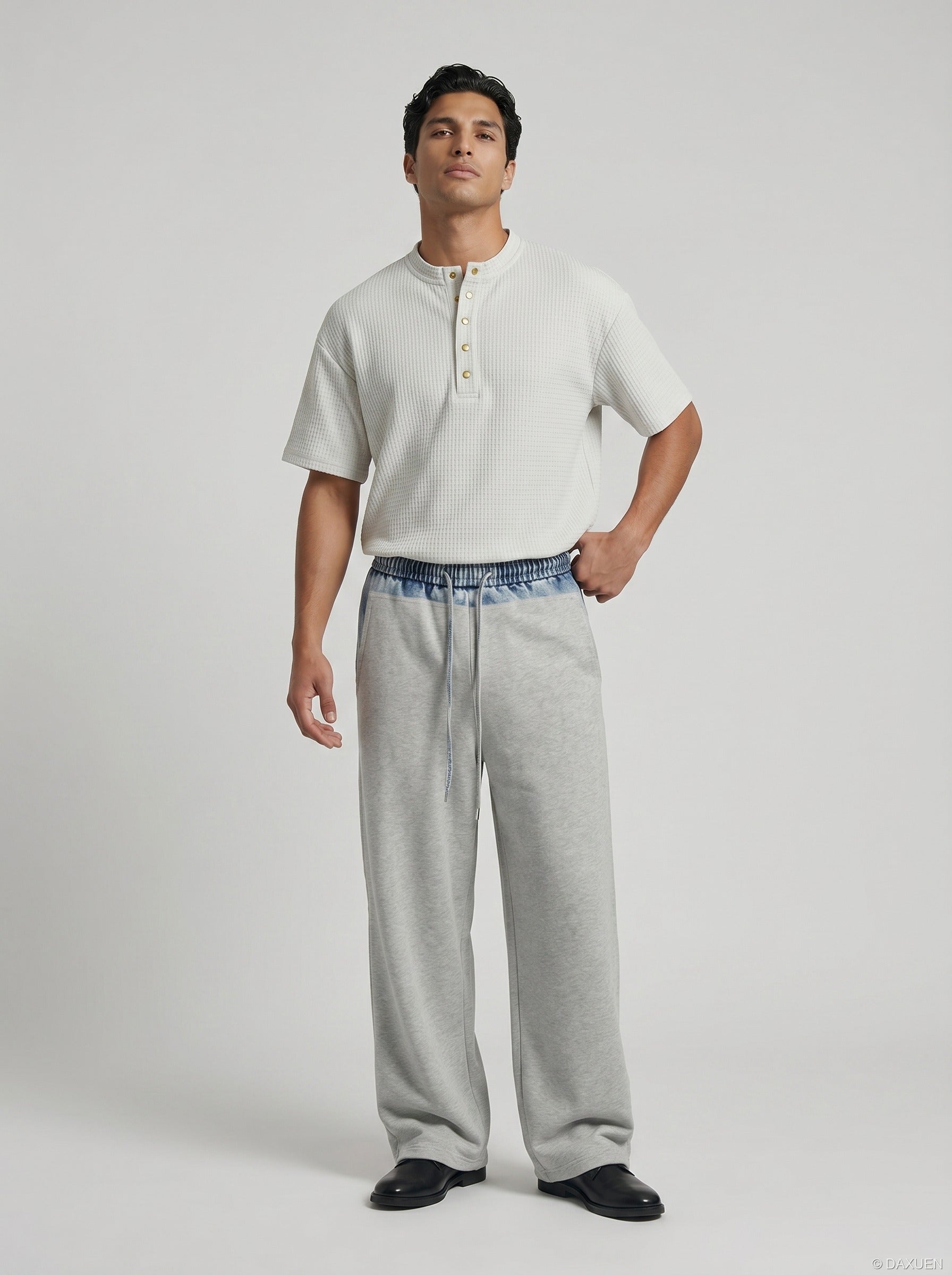 Koszula męska na lato oversize, ujęcie modela w stylizacji