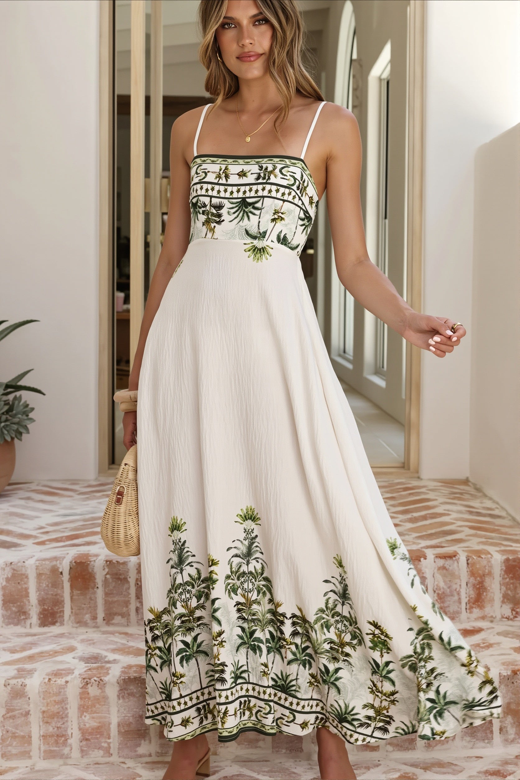 Elegancka damska sukienka maxi w kwiaty na modelce