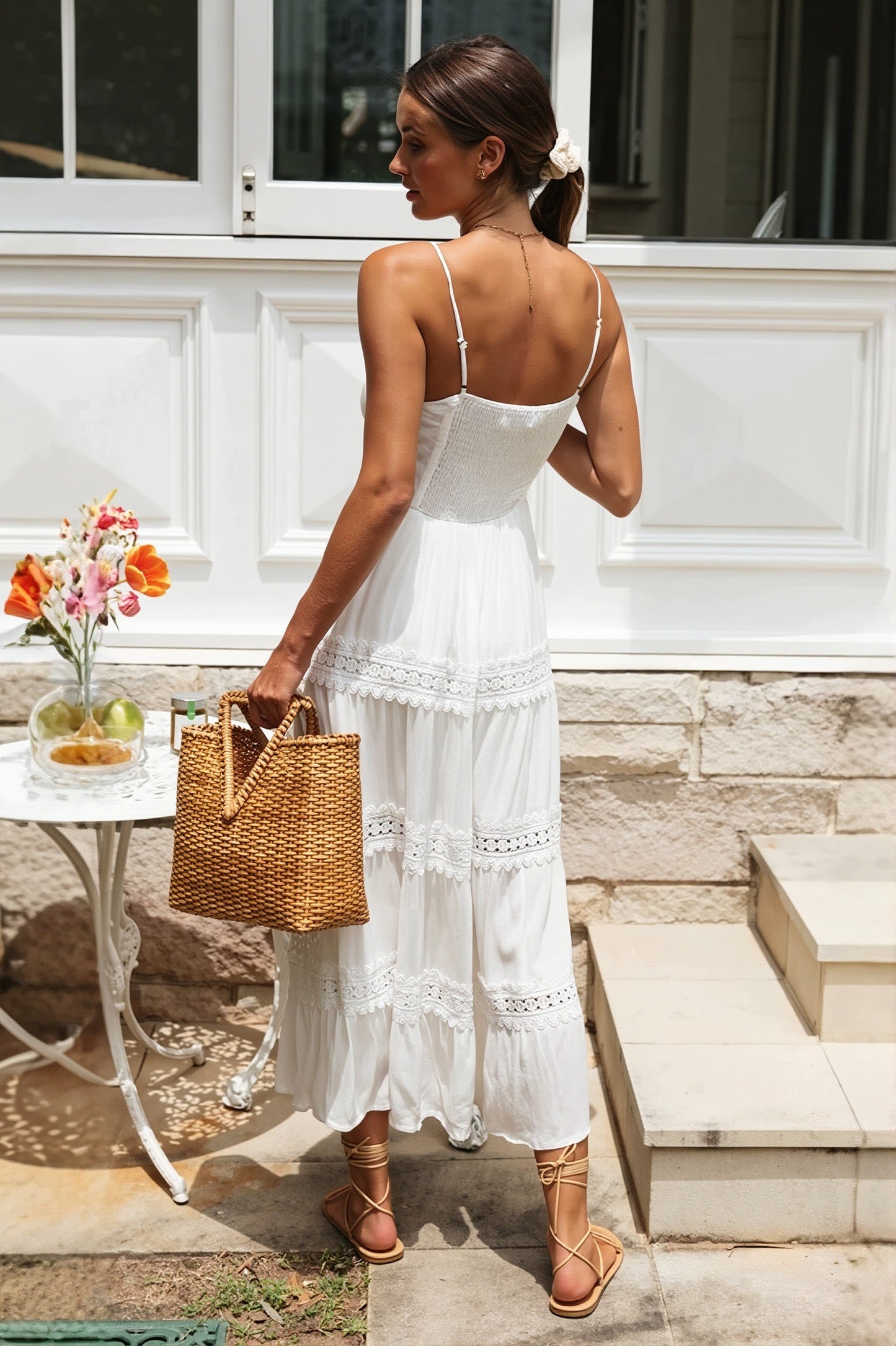 Sukienka maxi boho z lekkiego materiału i ramiączkami – widok z tyłu