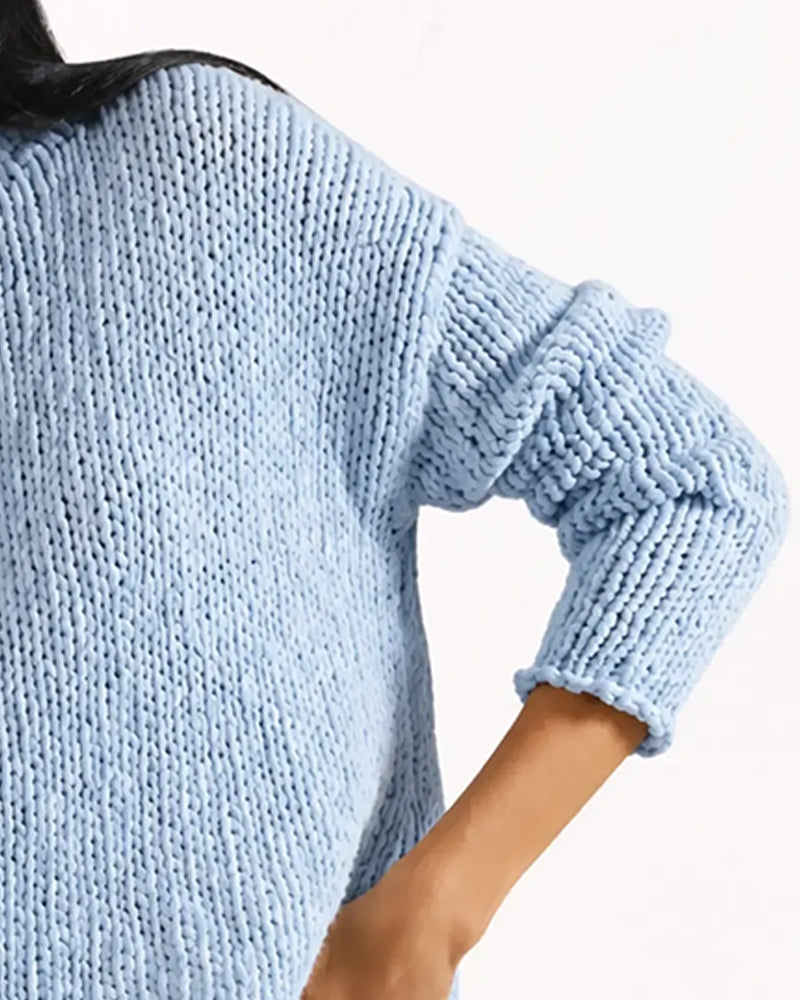 Krótki sweter o prostym fasonie i minimalistycznym wyglądzie