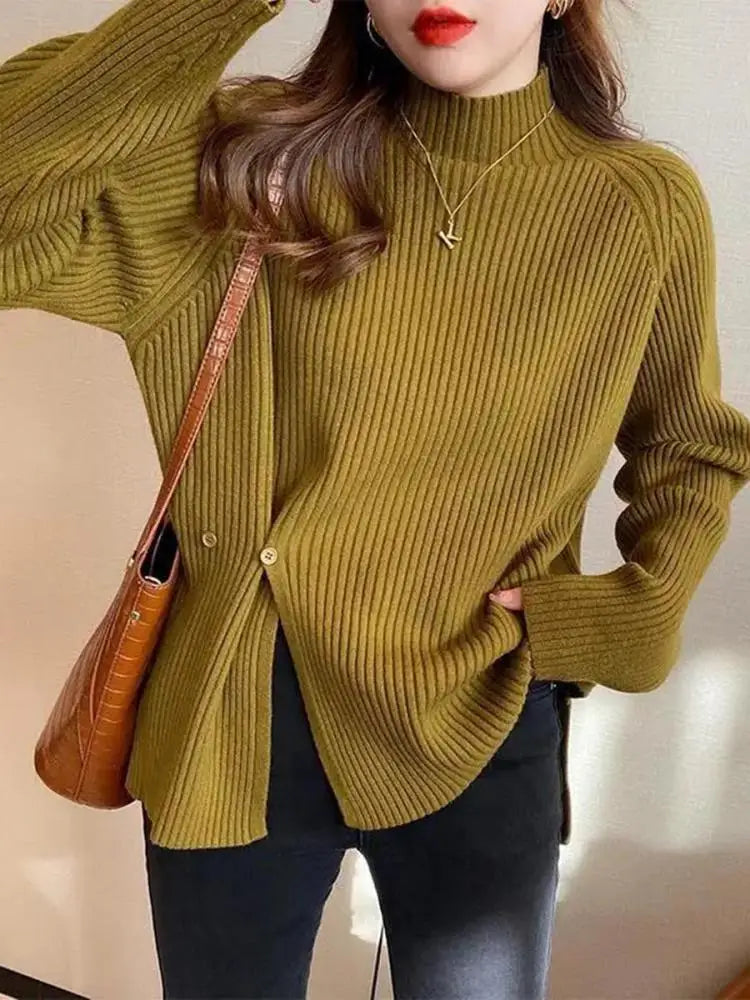 Damski sweter z dzianiny z golfem, rozcięciem i detalem guzików