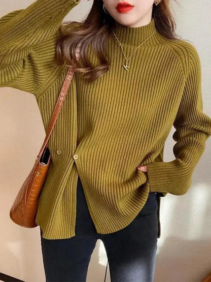 Damski sweter z dzianiny z golfem, rozcięciem i detalem guzików
