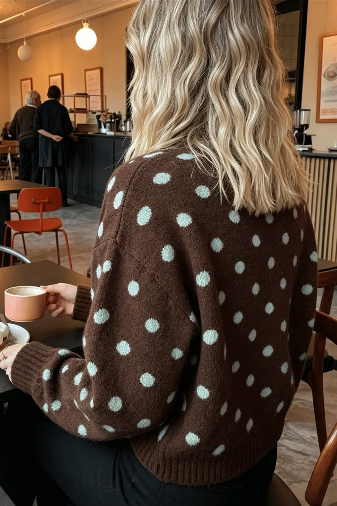 Damski brązowy sweter w groszki o klasycznym kroju