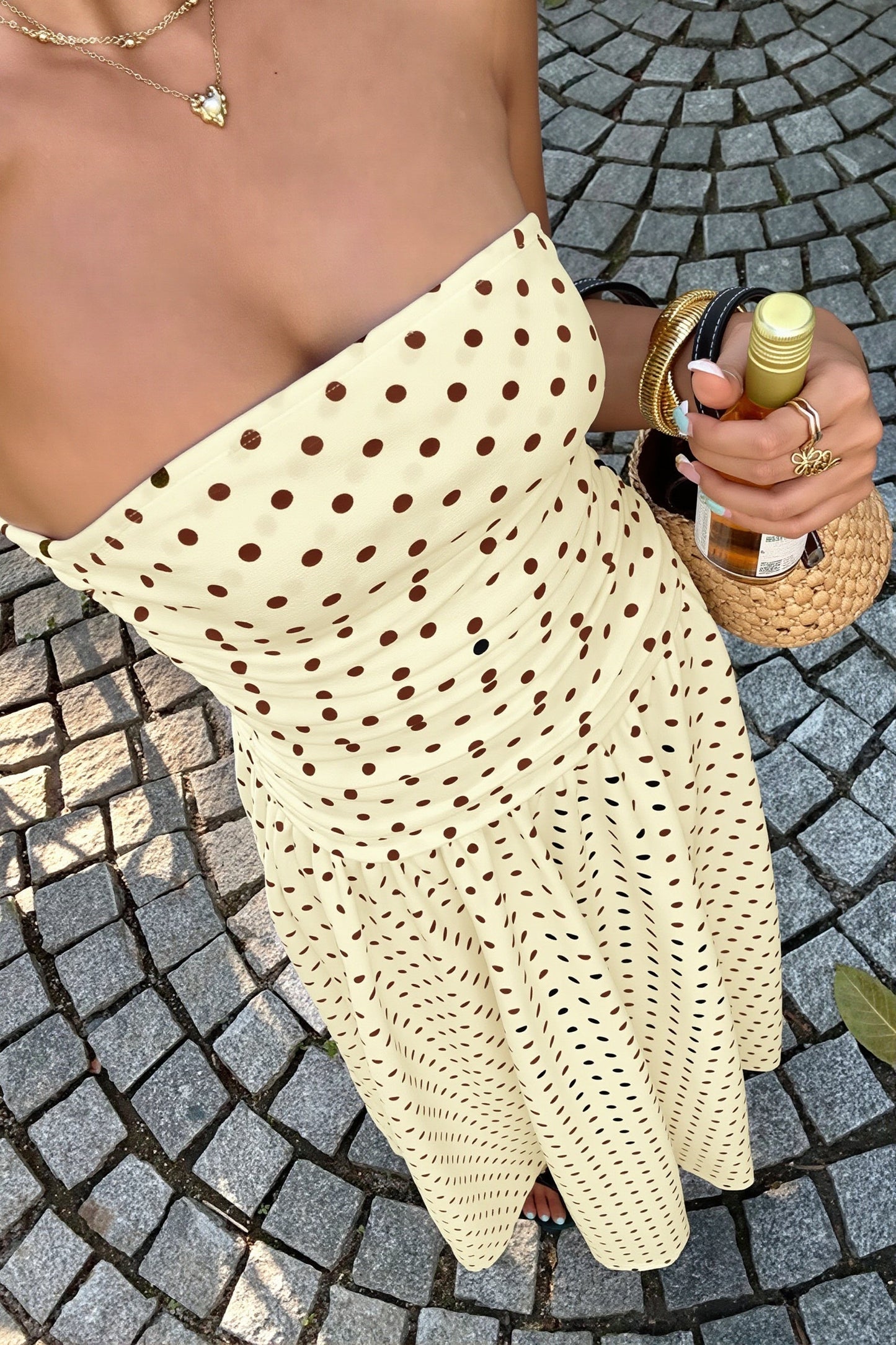 Dopasowana sukienka maxi w kropki z falbanami na modelce