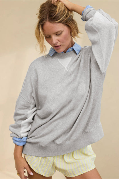 Modelka w damskiej bluzie oversize z okrągłym dekoltem