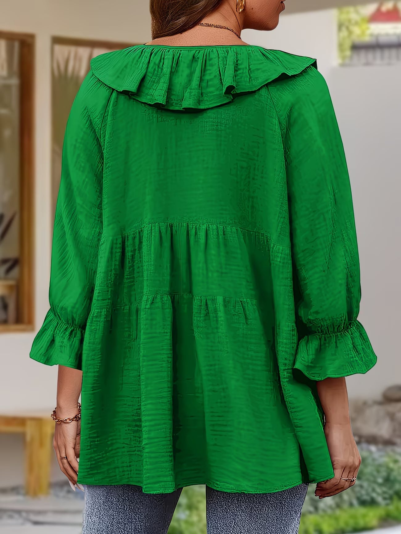 Elegancka bluzka damska z falbanką przy dekolcie