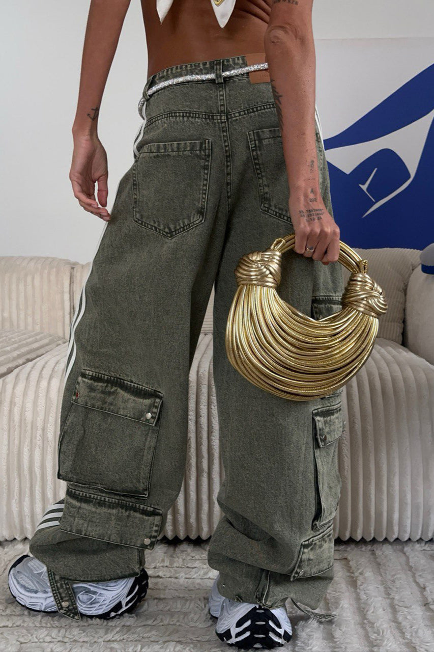 Modelka w damskich jeansach wide leg w paski w stylizacji casual