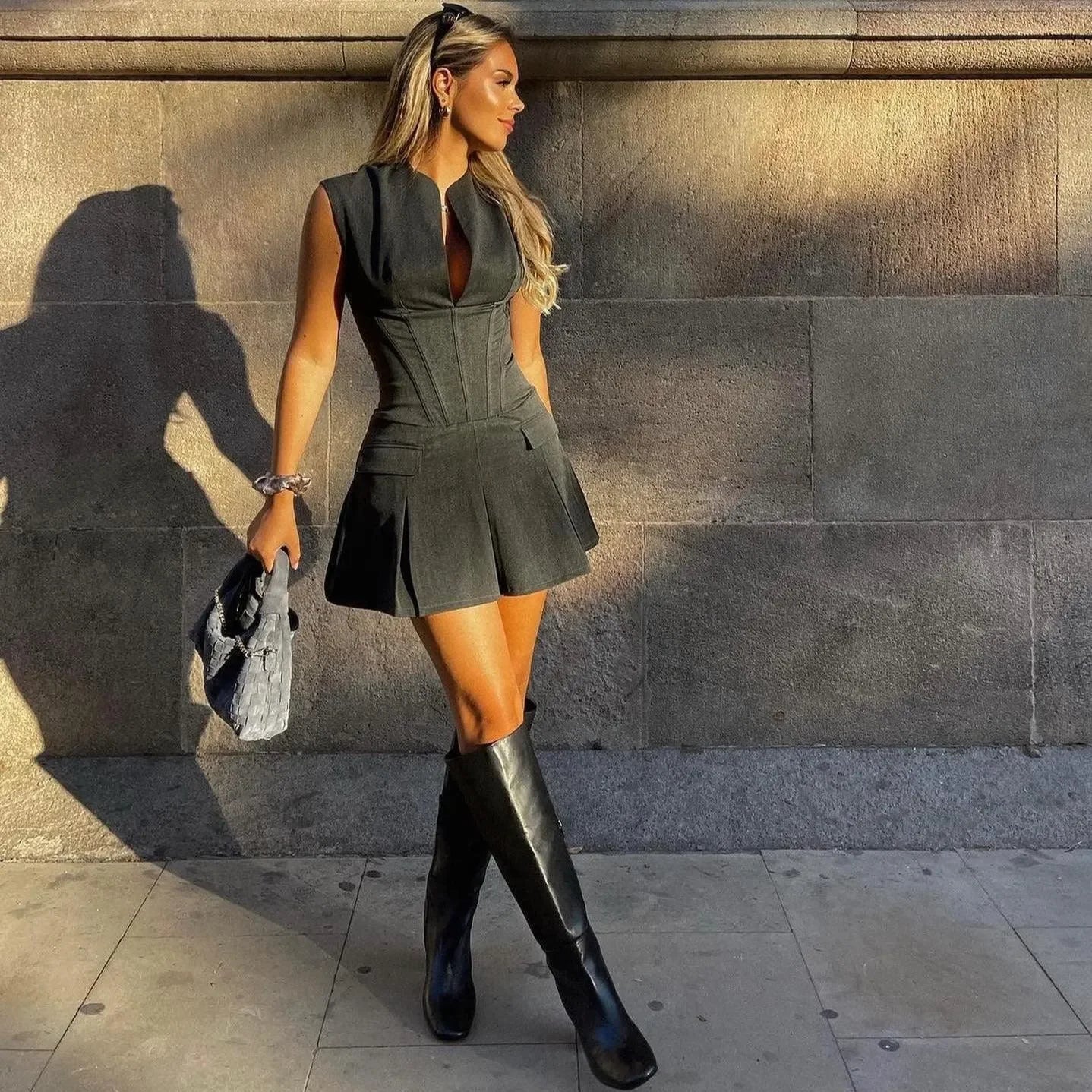 Plisowana mini sukienka gorsetowa o ponadczasowym stylu