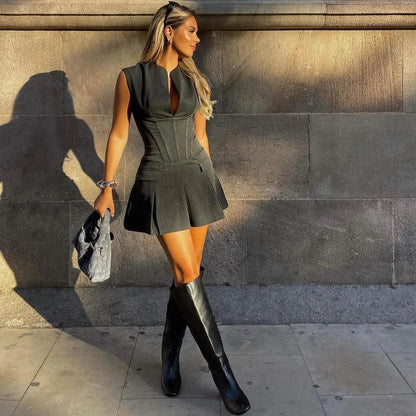 Plisowana mini sukienka gorsetowa o ponadczasowym stylu