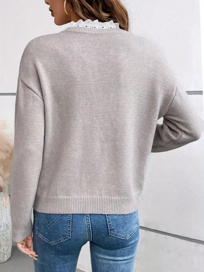 Damski sweter o kobiecym kroju na pełnej sylwetce