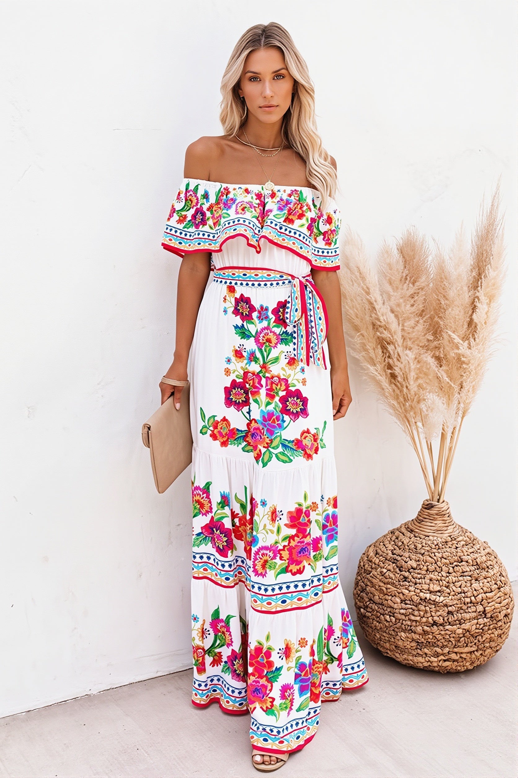 Damska sukienka maxi w kwiaty boho z falbaną i odkrytymi ramionami