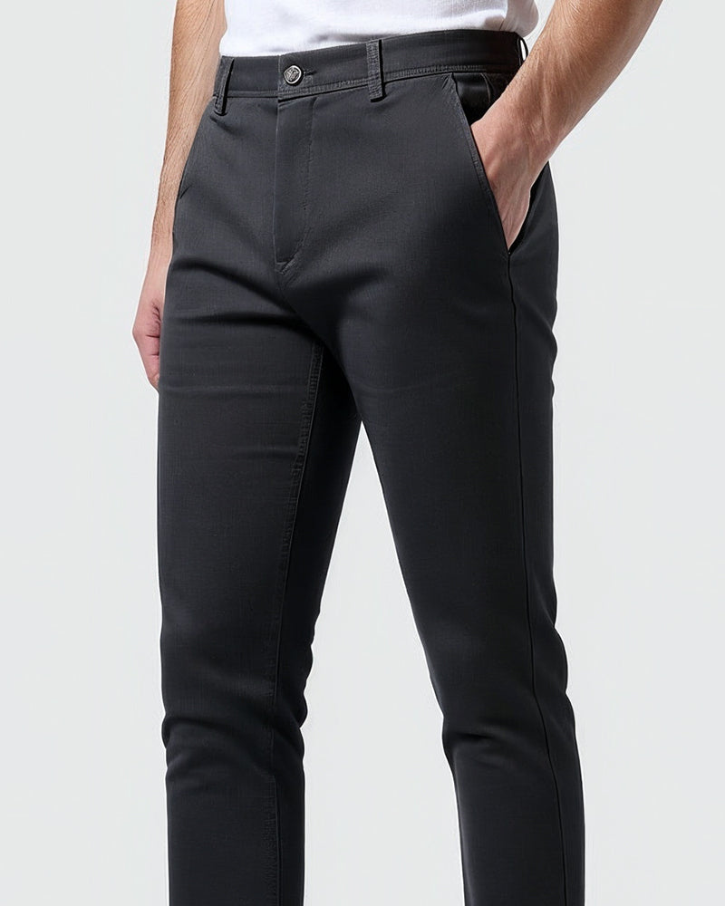 Męskie chinosy slim fit w pełnej sylwetce, tył
