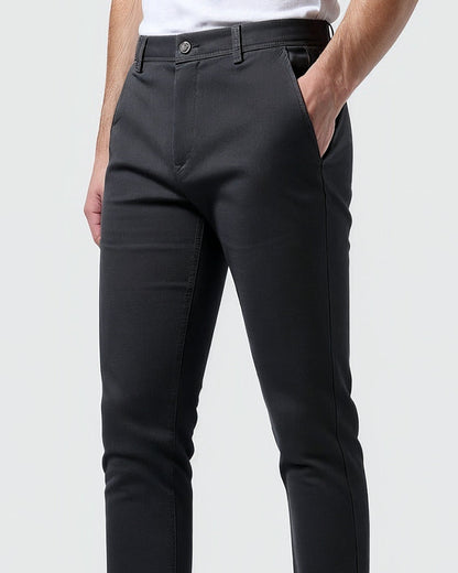 Męskie chinosy slim fit w pełnej sylwetce, tył