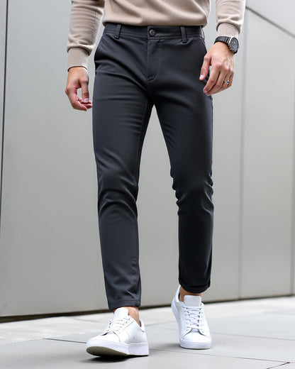 Męskie chinosy slim fit w pełnej sylwetce, przód