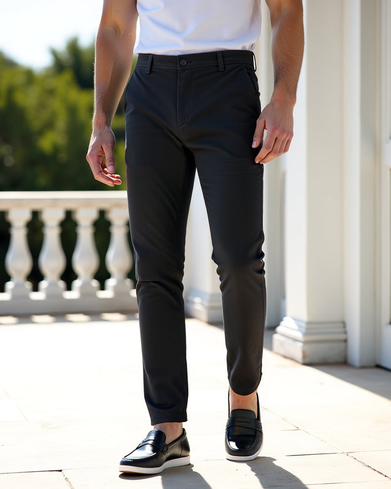 Męskie chinosy slim fit na modelu w stylizacji casual