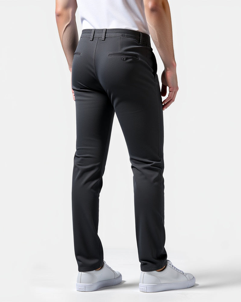 Męskie chinosy slim fit zbliżenie na nogawkę i fason