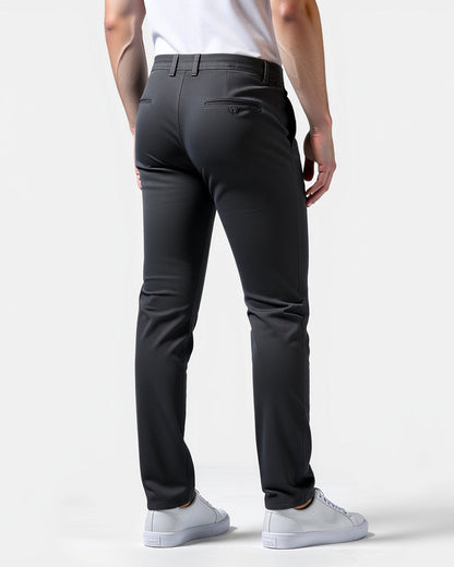 Męskie chinosy slim fit zbliżenie na nogawkę i fason