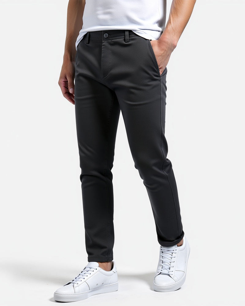 Detal kieszeni tylnej w męskich chinosach slim fit