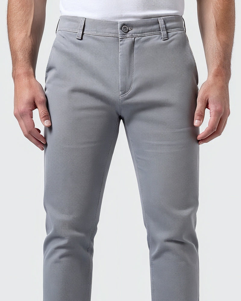 Detal kieszeni przedniej w męskich chinosach slim fit