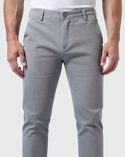 Detal kieszeni przedniej w męskich chinosach slim fit