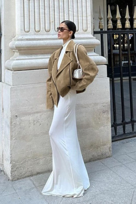 Damska kurtka zamszowa o luźnym kroju na modelce, stylizacja casual