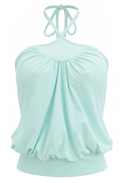 Miętowy top halter krótki na modelce, styl casual