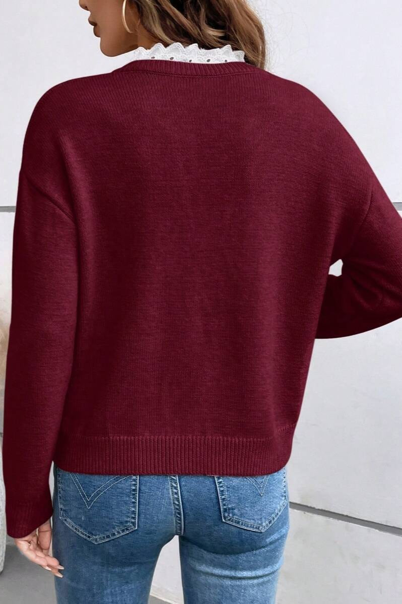Dzianinowy sweter damski z koronkowym wykończeniem