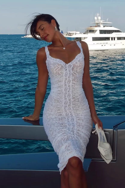 Detal koronki i dopasowanego kroju damskiej sukienki bodycon midi