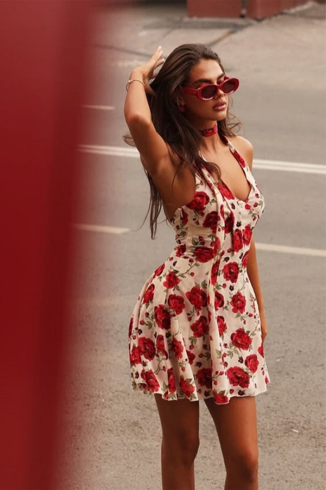 Pełna sylwetka modelki w sukience mini z nadrukiem