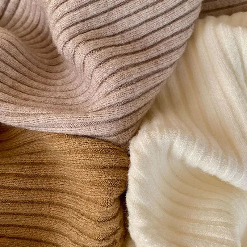 Damski sweter z dzianiny z golfem, rozcięciem i detalem guzików