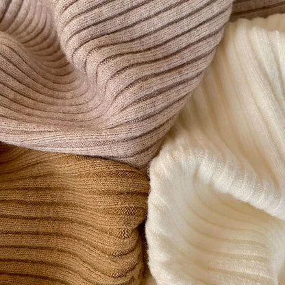 Damski sweter z dzianiny z golfem, rozcięciem i detalem guzików