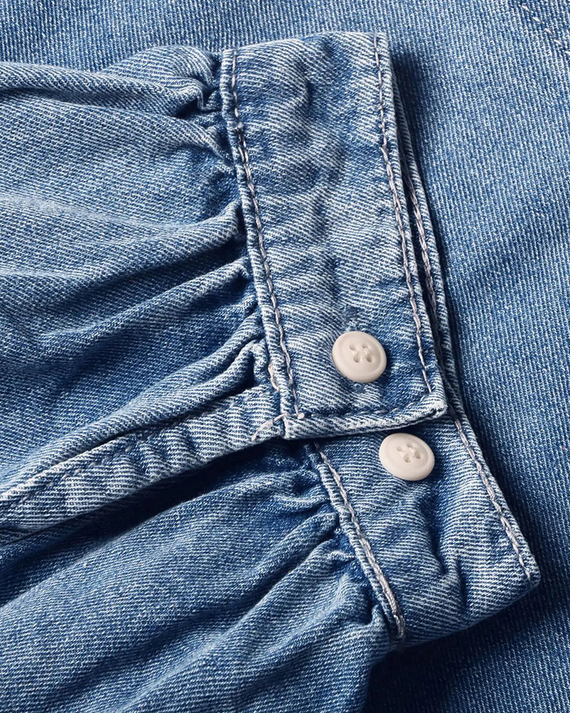 Damska koszula jeansowa z rękawem latarniowym, pełna sylwetka