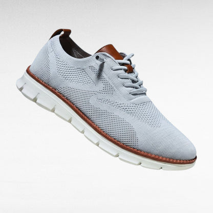 Podeszwa męskich sneakersów oxford w zbliżeniu od spodu