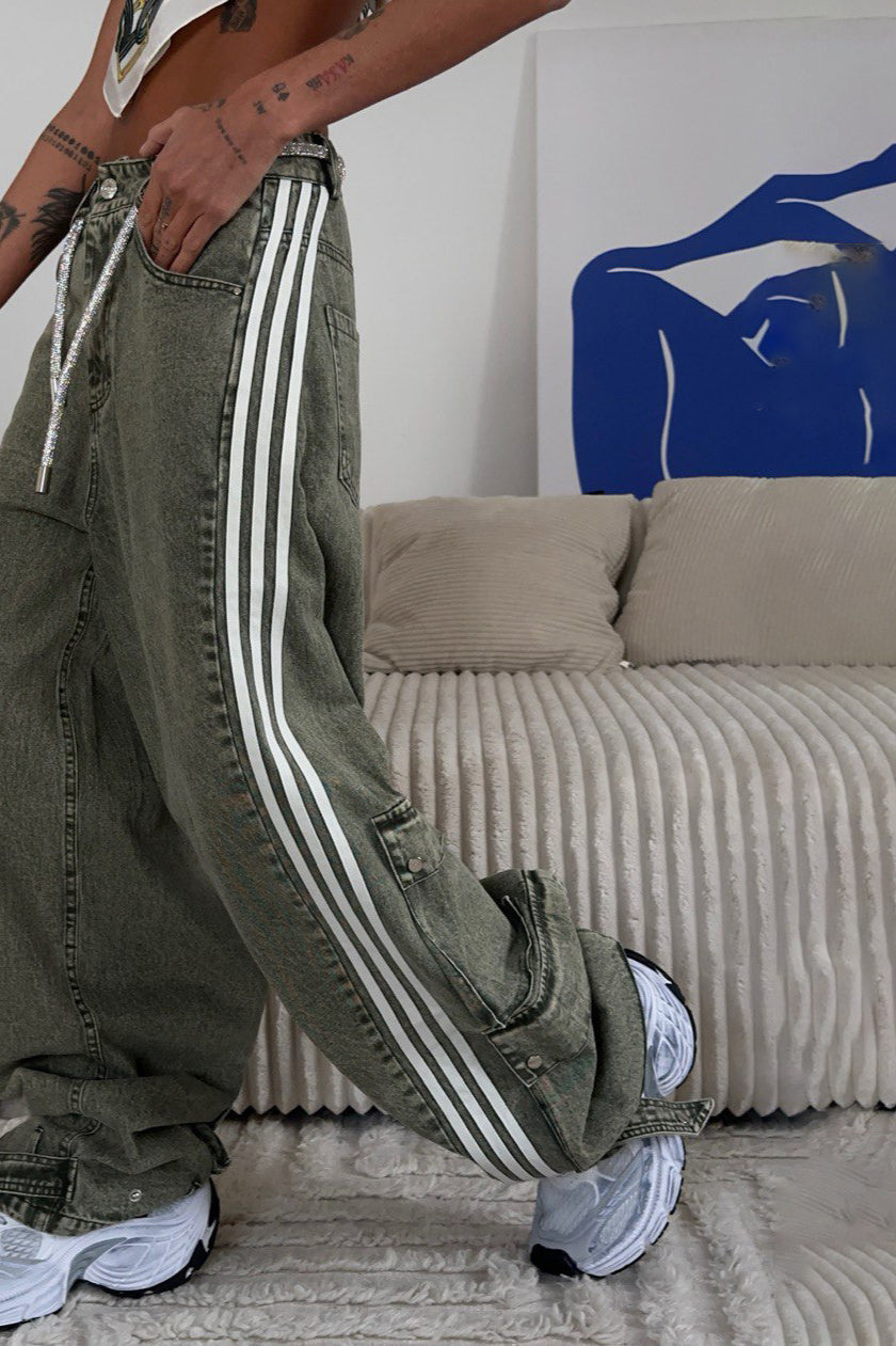 Damskie spodnie jeansowe wide leg w paski, pełna sylwetka produktu