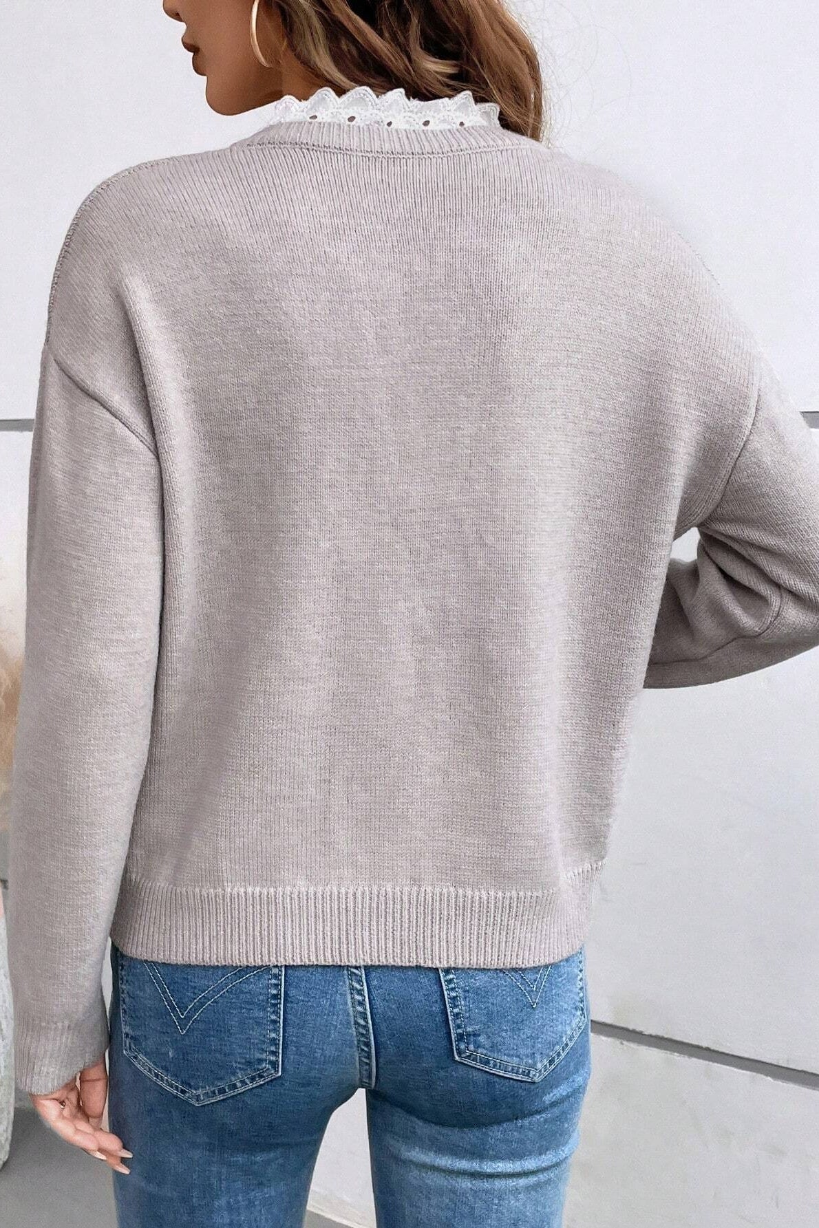 Sweter damski z miękkiej dzianiny i dekoltem V