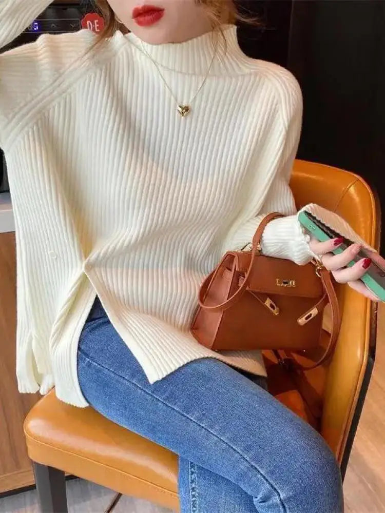 Damski sweter z dzianiny z golfem, rozcięciem i detalem guzików