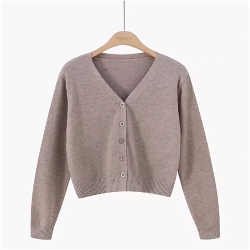 Krótki sweter damski z dzianiny z dekoltem w serek