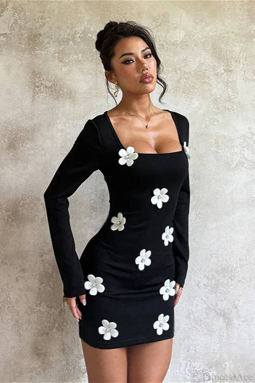 Sukienka bodycon w kwiaty z długim rękawem, widok z tyłu