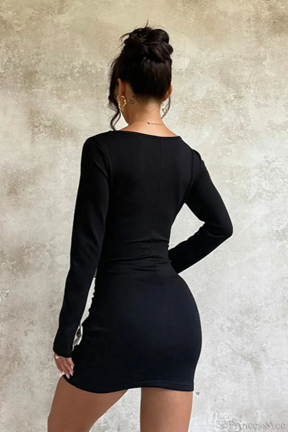 Detal wzoru kwiatowego damskiej sukienki mini bodycon z długim rękawem